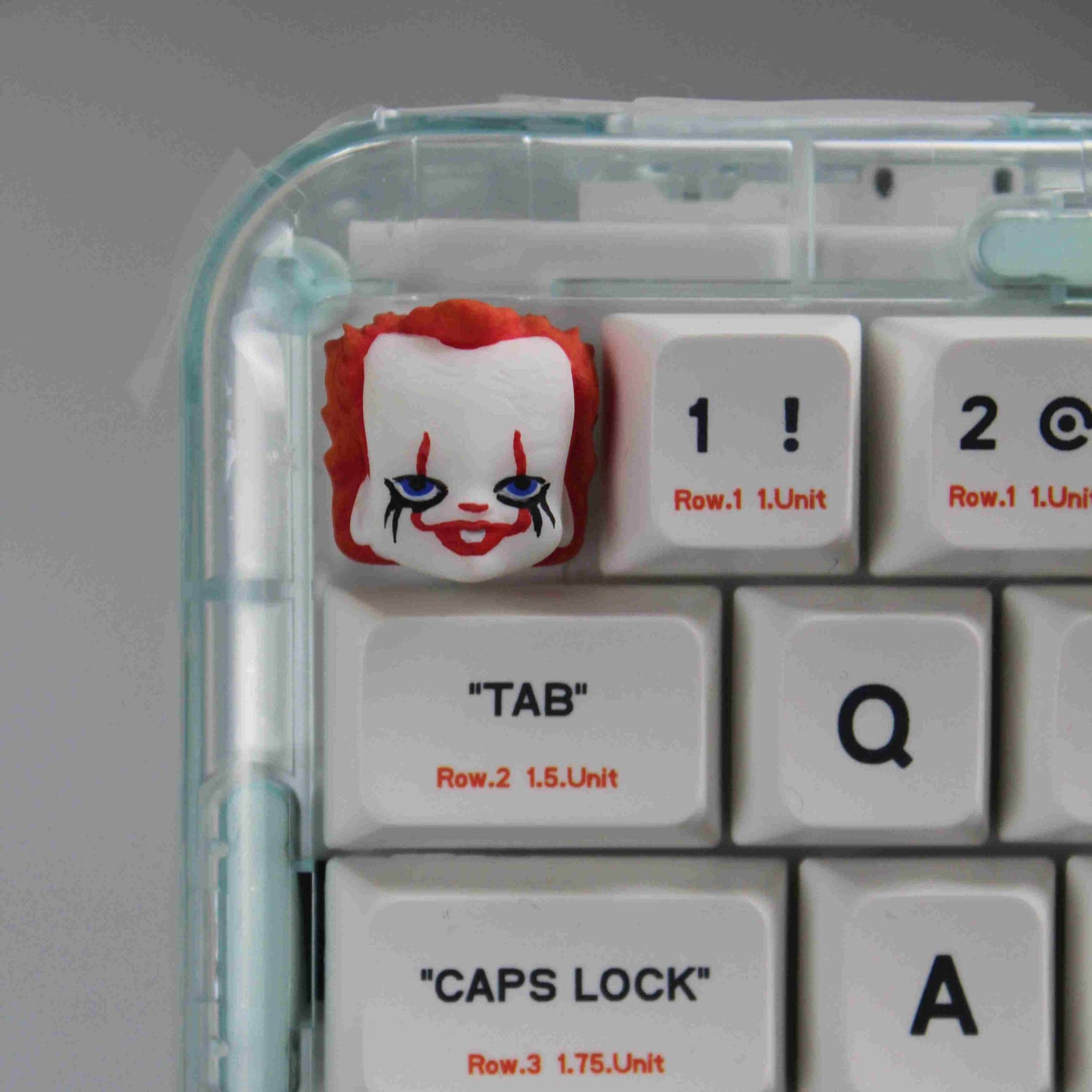 Chapter One Pennywise Keycaps "It" Joker Maske Artisan Keycap for Mechanical Keyboard Chapter One Pennywise Keycaps, featuring the iconic Joker mask design from "It", a custom artisan keycap perfect for horror fans and mechanical keyboards.
