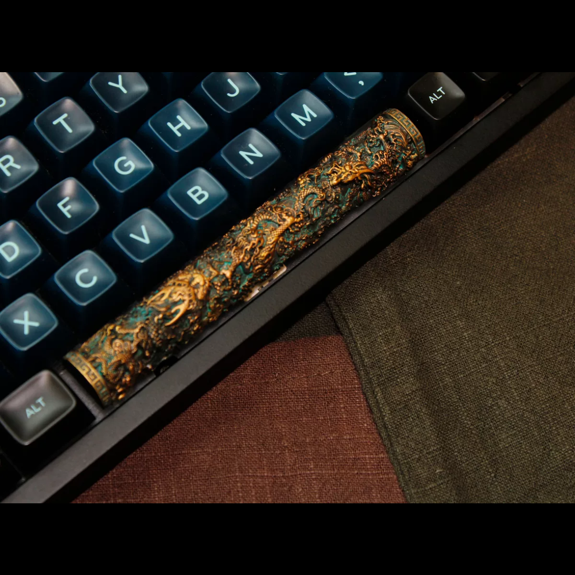 Decorative Dragon Pillar keycap for 6.25u and 7u, an artisan resin piece bringing culture and creativity to keyboards.