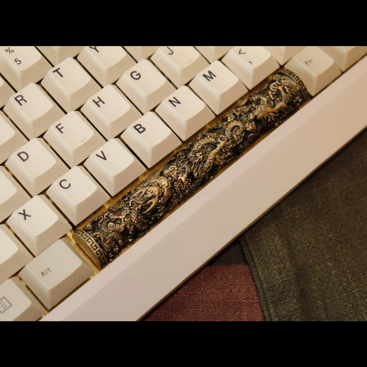 Decorative Dragon Pillar keycap for 6.25u and 7u, an artisan resin piece bringing culture and creativity to keyboards.