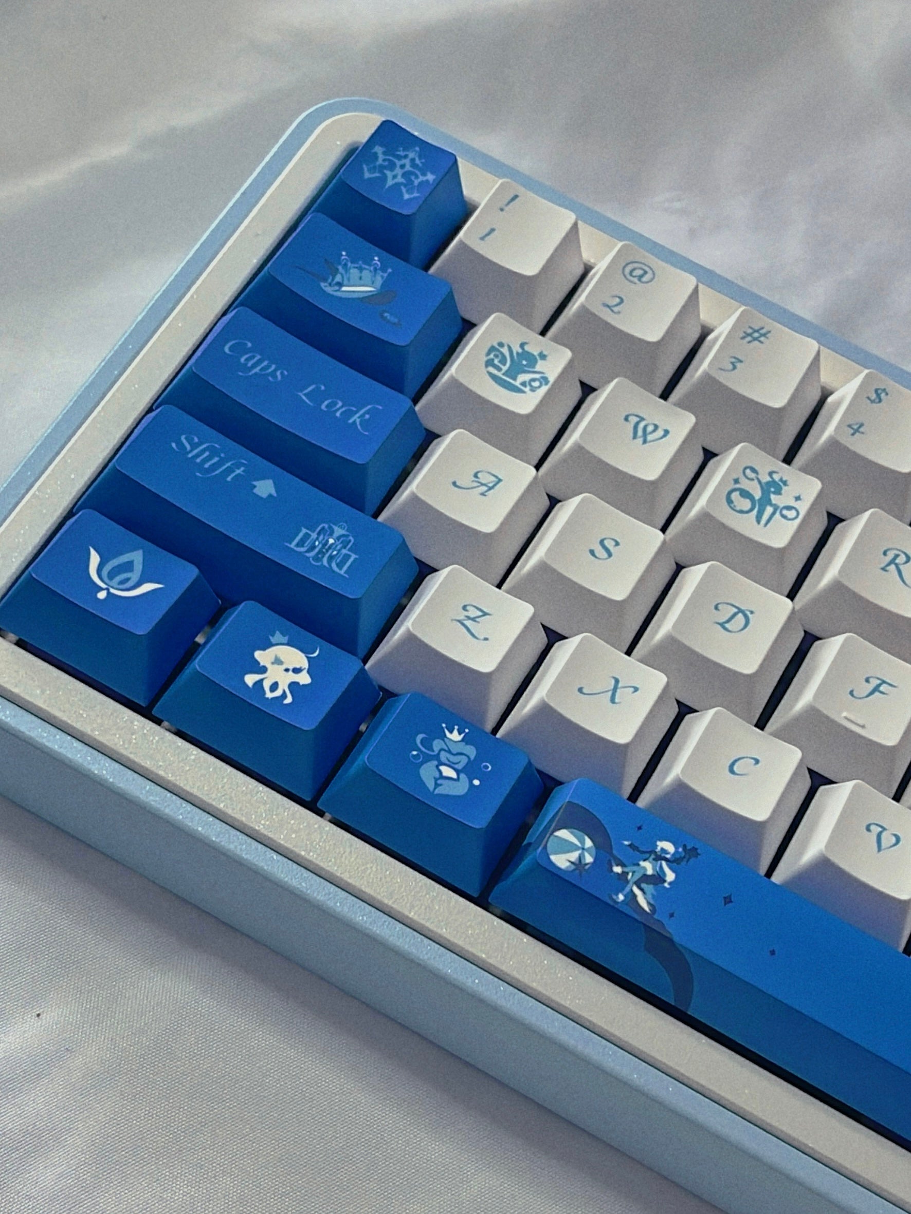 Custom keycap set featuring Furina from Genshin Impact, crafted for mechanical keyboards and keycap enthusiasts.