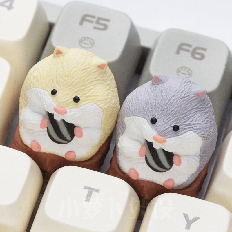 Close-up of aiheystudio’s hamster keycap with high-quality finish and adorable hand-painted features.