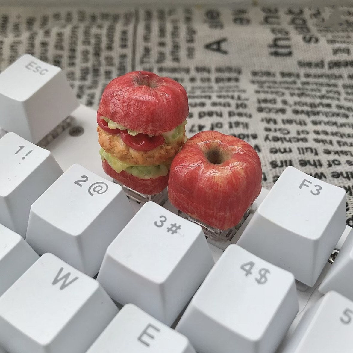 Apple-themed keycap designed for Cherry MX keyboards, handmade to bring realistic apple details to each keystroke. Ideal for fruit enthusiasts.