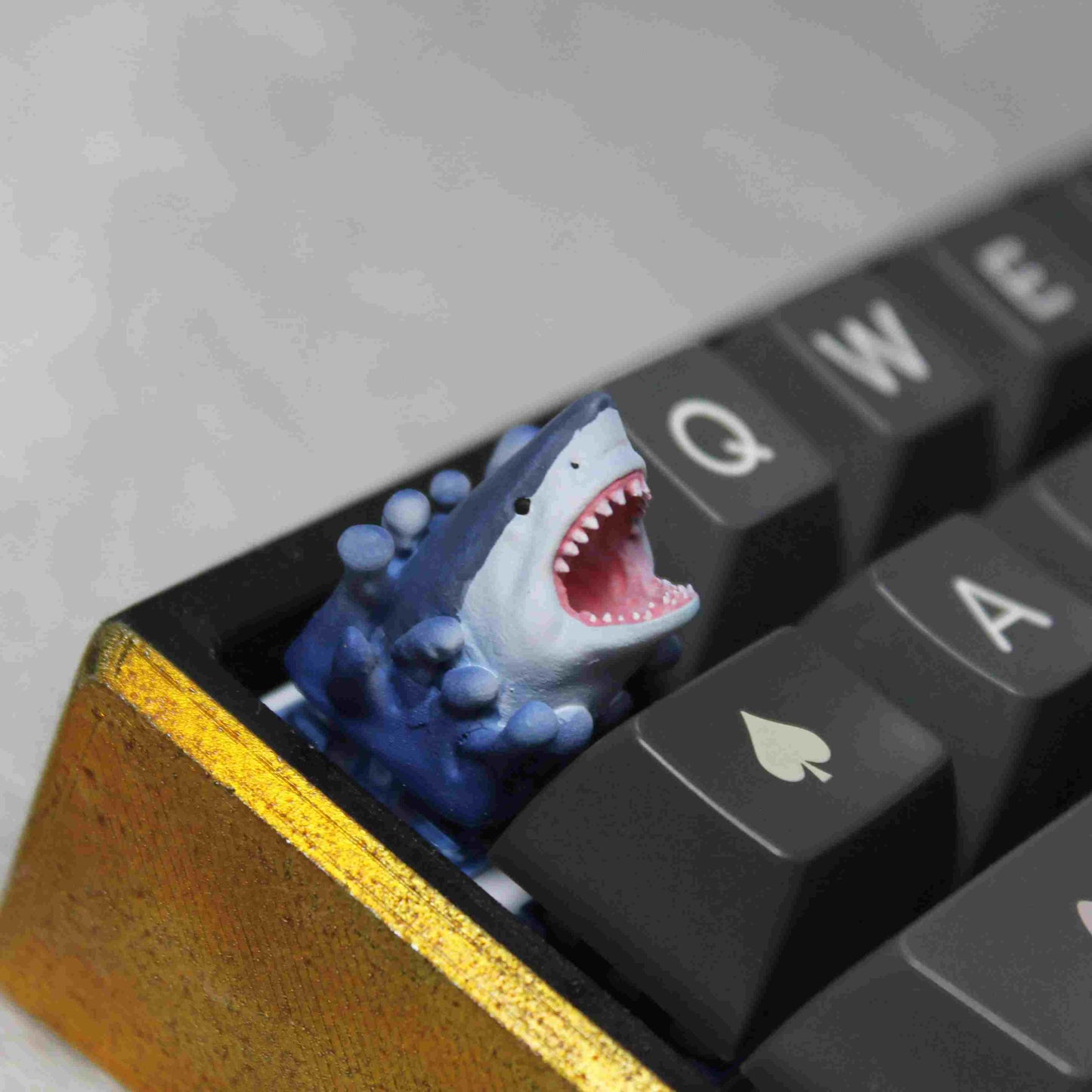 Jaws-inspired shark keycap, crafted with 3D printing and coloring, compatible with Cherry MX-style switches. Custom shark keycap with underwater-inspired design, made for mechanical keyboard setups.