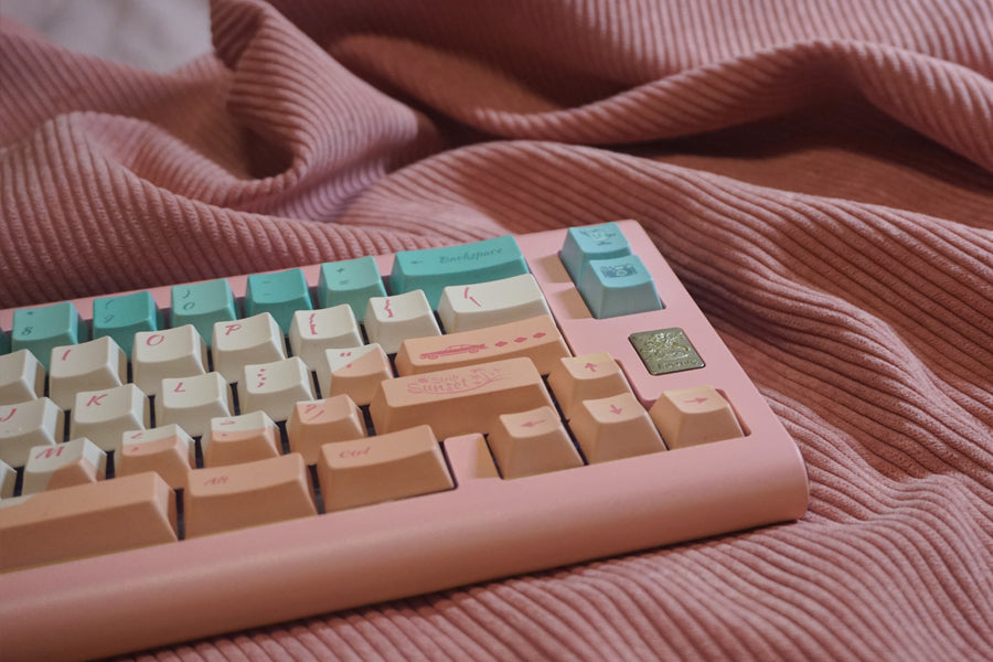 Sunset Highway keycaps blend the soft pink hues of the evening sky with shades of light green, creating a tranquil and cozy atmosphere. However, in our choice of elements, we intentionally infuse a touch of vintage from a bygone era.