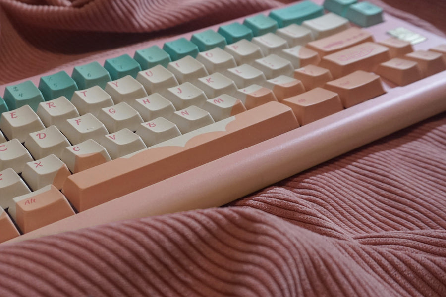Sunset Highway keycaps blend the soft pink hues of the evening sky with shades of light green, creating a tranquil and cozy atmosphere. However, in our choice of elements, we intentionally infuse a touch of vintage from a bygone era.