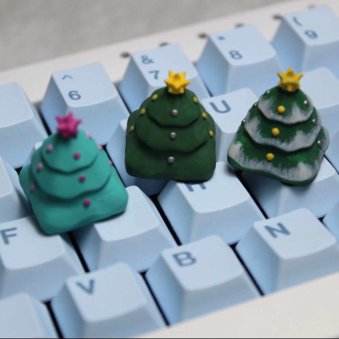 mini's Christmas tree gift, incredibly placed on the keyboard
