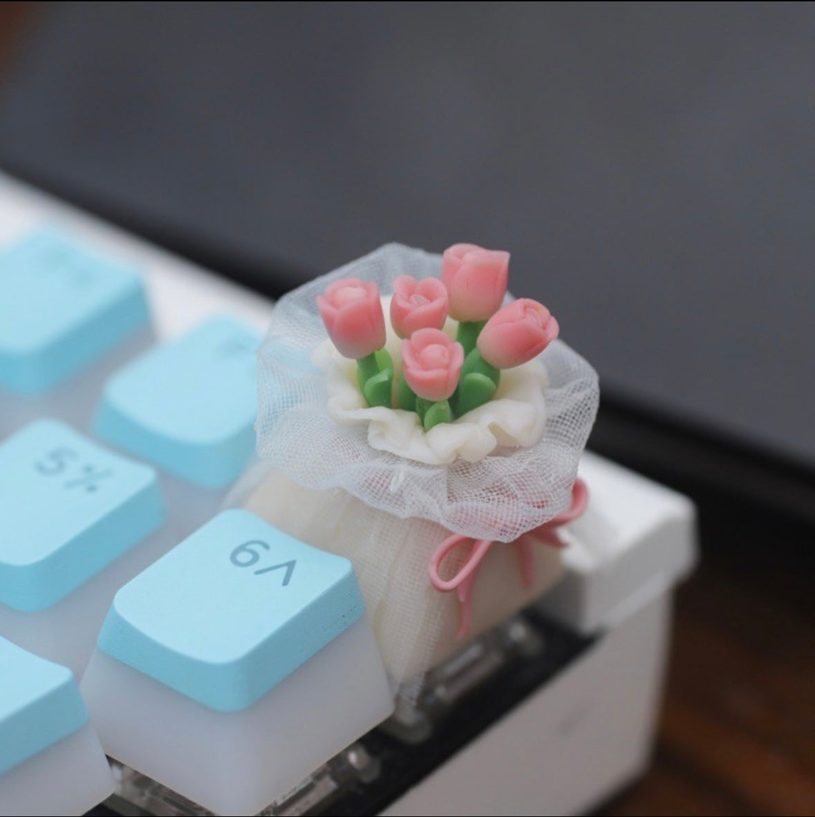 Artistry in Every Petal: Our artisans pour their skill into each petal, creating a masterpiece that goes beyond mere keys. The keycaps become a canvas, and your keyboard transforms into a garden of artistry. AiheyStudio’s artisan keycap featuring a bouquet of delicate flowers, adding elegance to any keyboard.