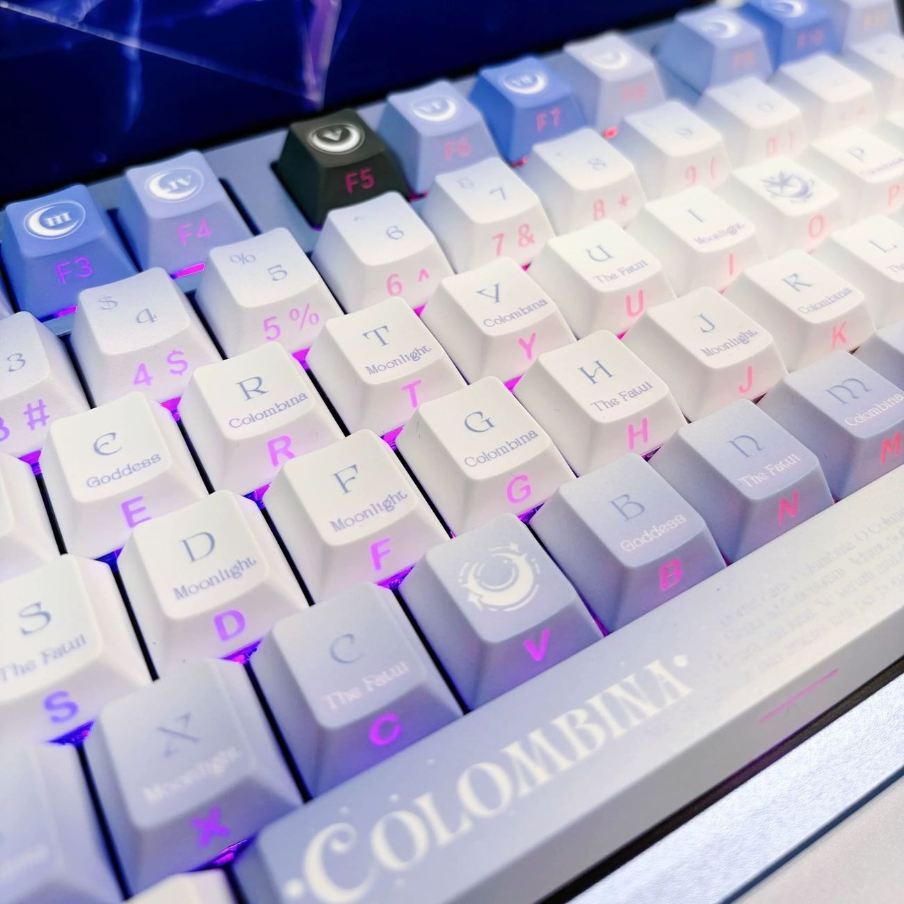 Anime celestial themed PBT keycap set featuring soft blue gradients, moon inspired graphics, and elegant fantasy details. Perfect for mechanical keyboard customization, this set creates a peaceful and artistic desk setup with RGB lighting effects.