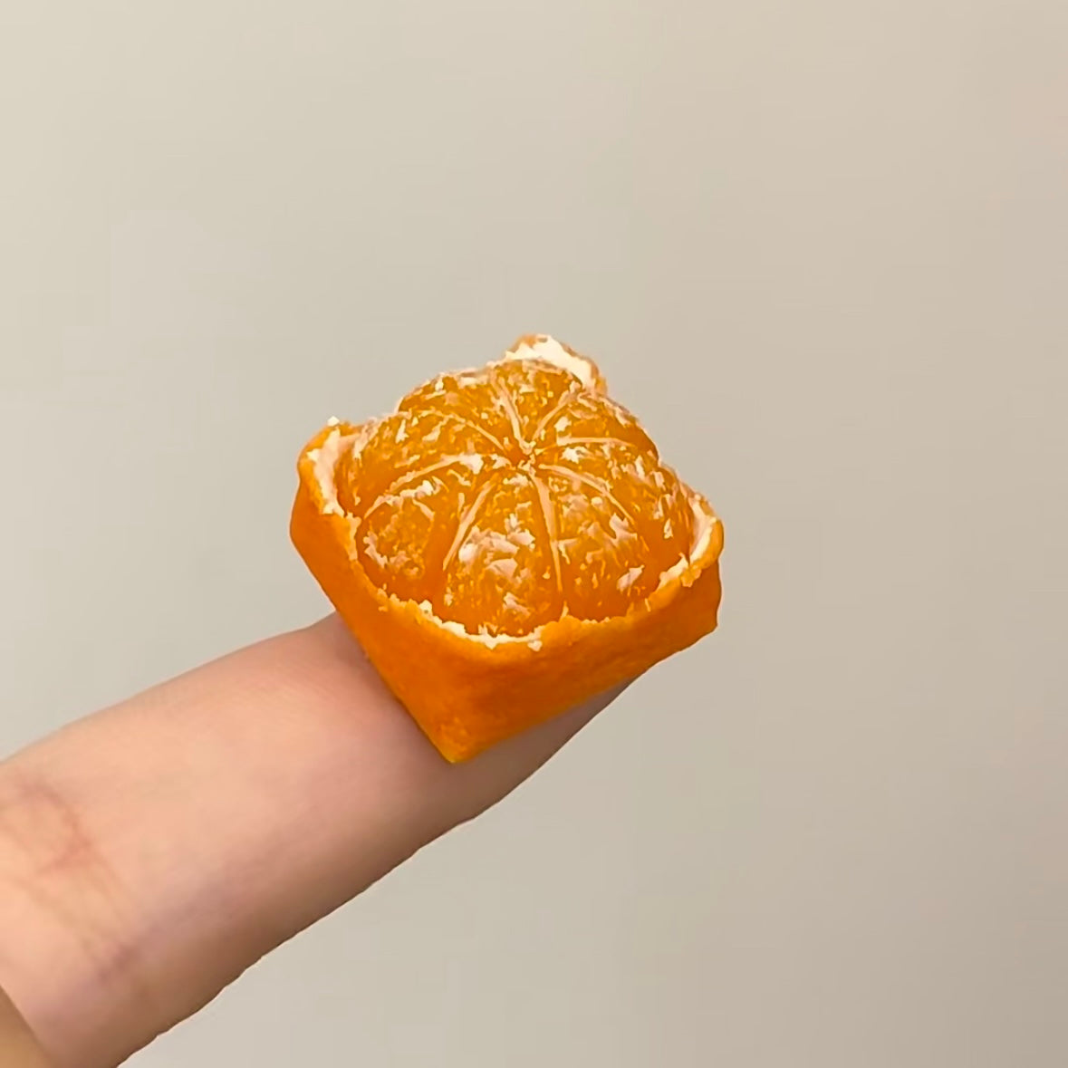 The simulated orange keycaps are like a real little orange on your keycaps, it's like I can smell the orange through the computer screen.