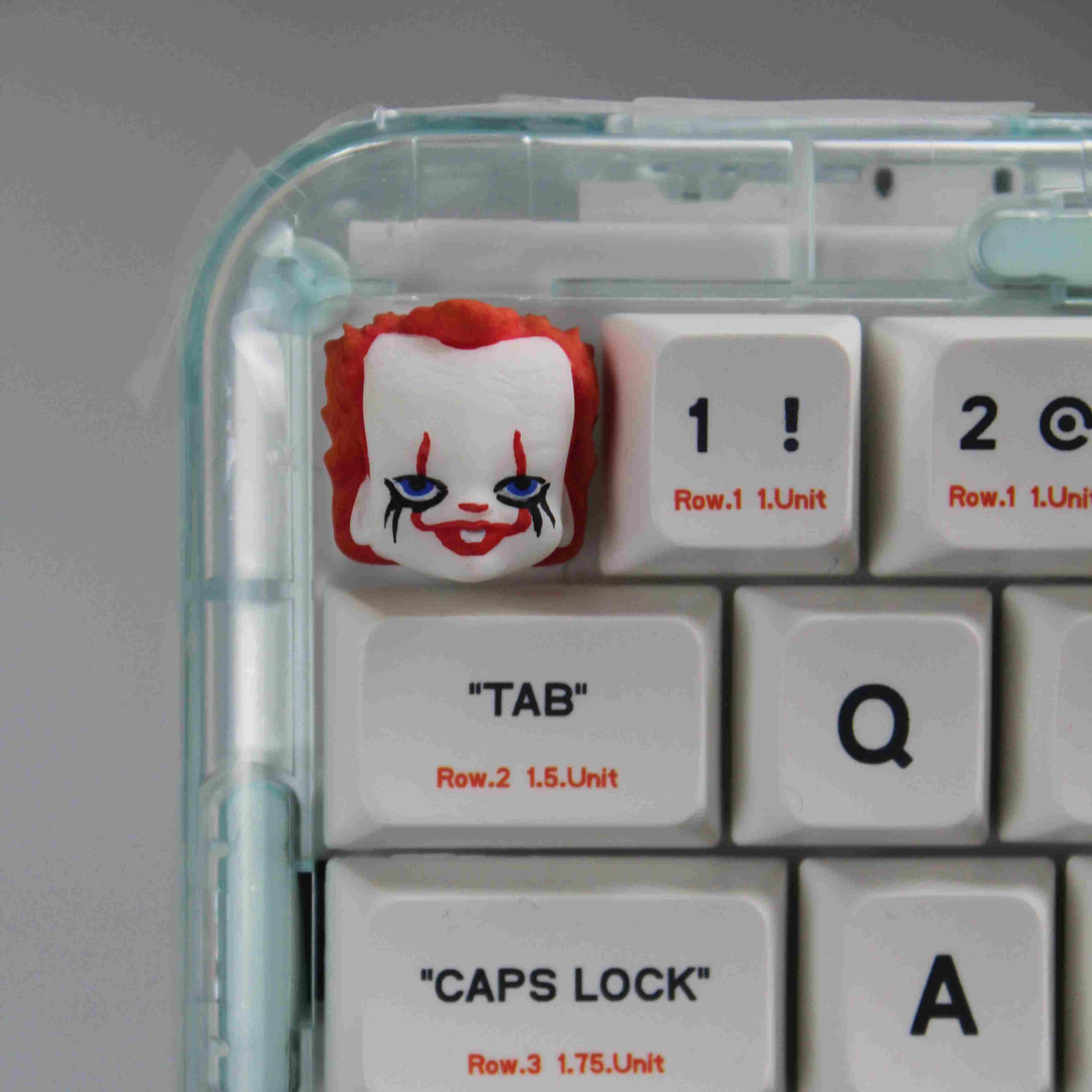 Chapter One Pennywise Keycaps "It" Joker Maske Artisan Keycap for Mechanical Keyboard Chapter One Pennywise Keycaps, featuring the iconic Joker mask design from "It", a custom artisan keycap perfect for horror fans and mechanical keyboards.
