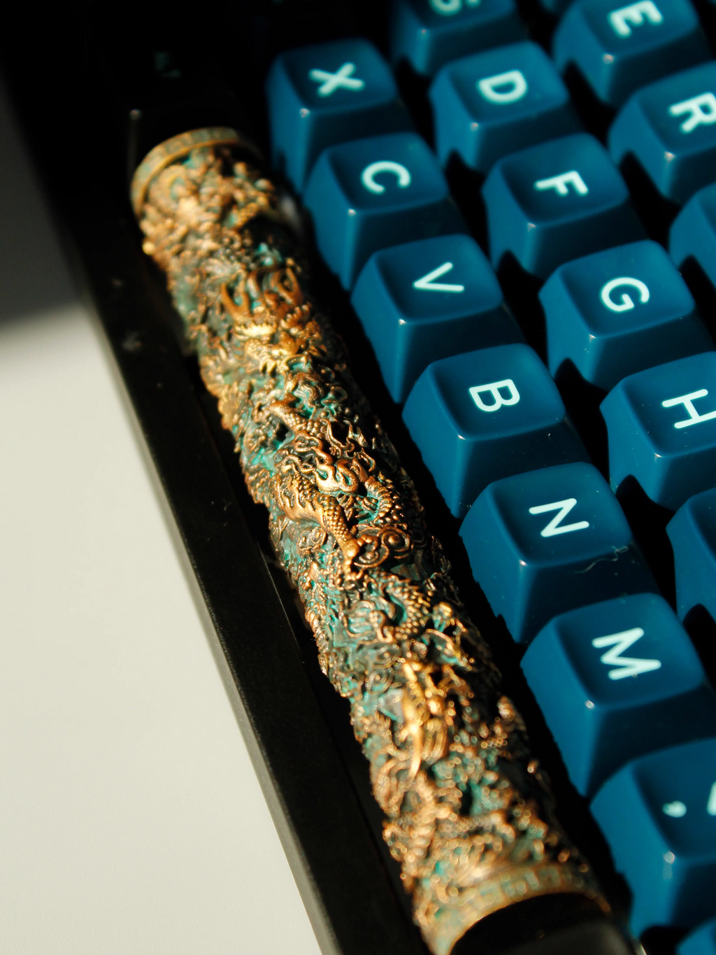 Unique 6.25u and 7u Dragon Pillar keycap, an artisan resin piece inspired by Chinese mythology.

