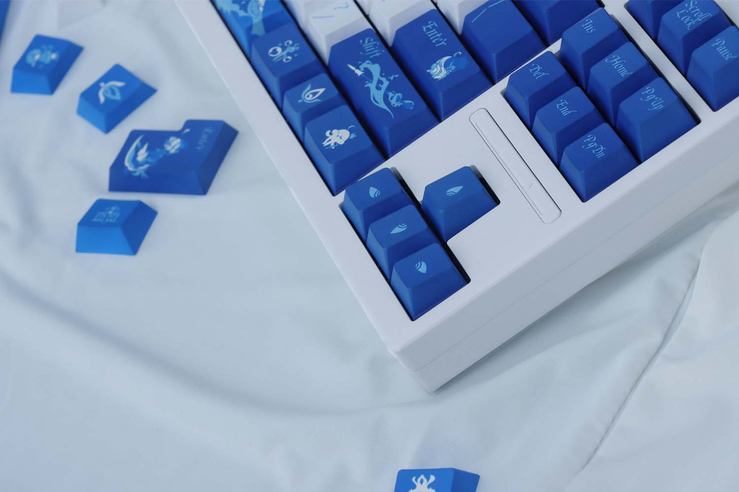 Custom keycaps set featuring Furina from Genshin Impact, made with durable PBT material for gamers and collectors.
