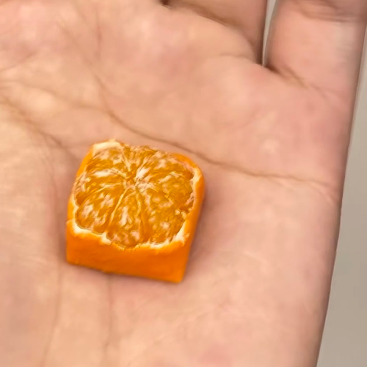 The simulated orange keycaps are like a real little orange on your keycaps, it's like I can smell the orange through the computer screen.