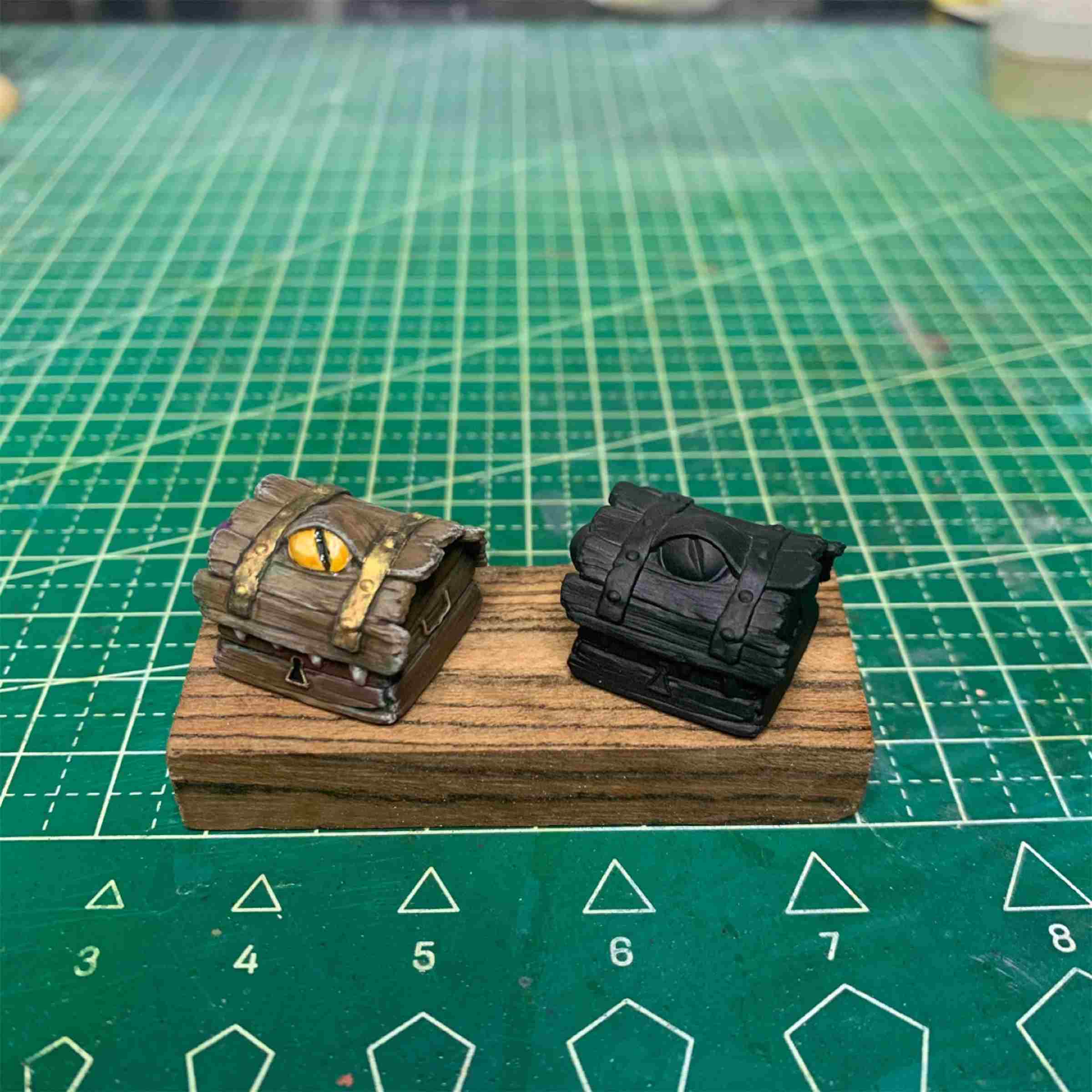 Detailed artisan keycaps featuring monster treasure chests, inspired by Fantastic Beasts and Harry Potter, for mechanical keyboards.