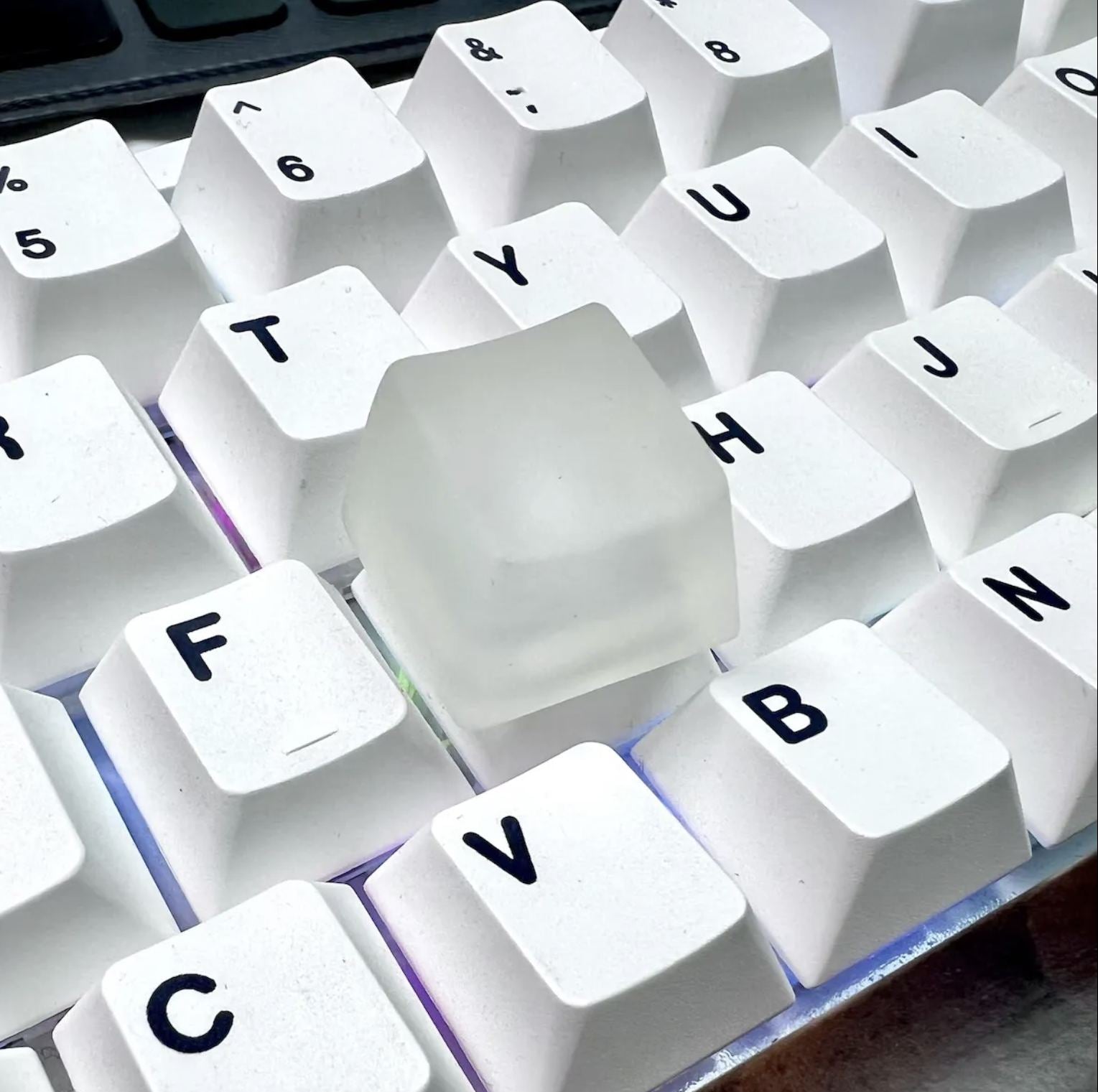 ❄️ Unleash the Arctic Coolness: Introducing our Frosted Ice Cube Keycaps, a masterpiece that brings the frosty allure of translucent crystals to your keyboard.