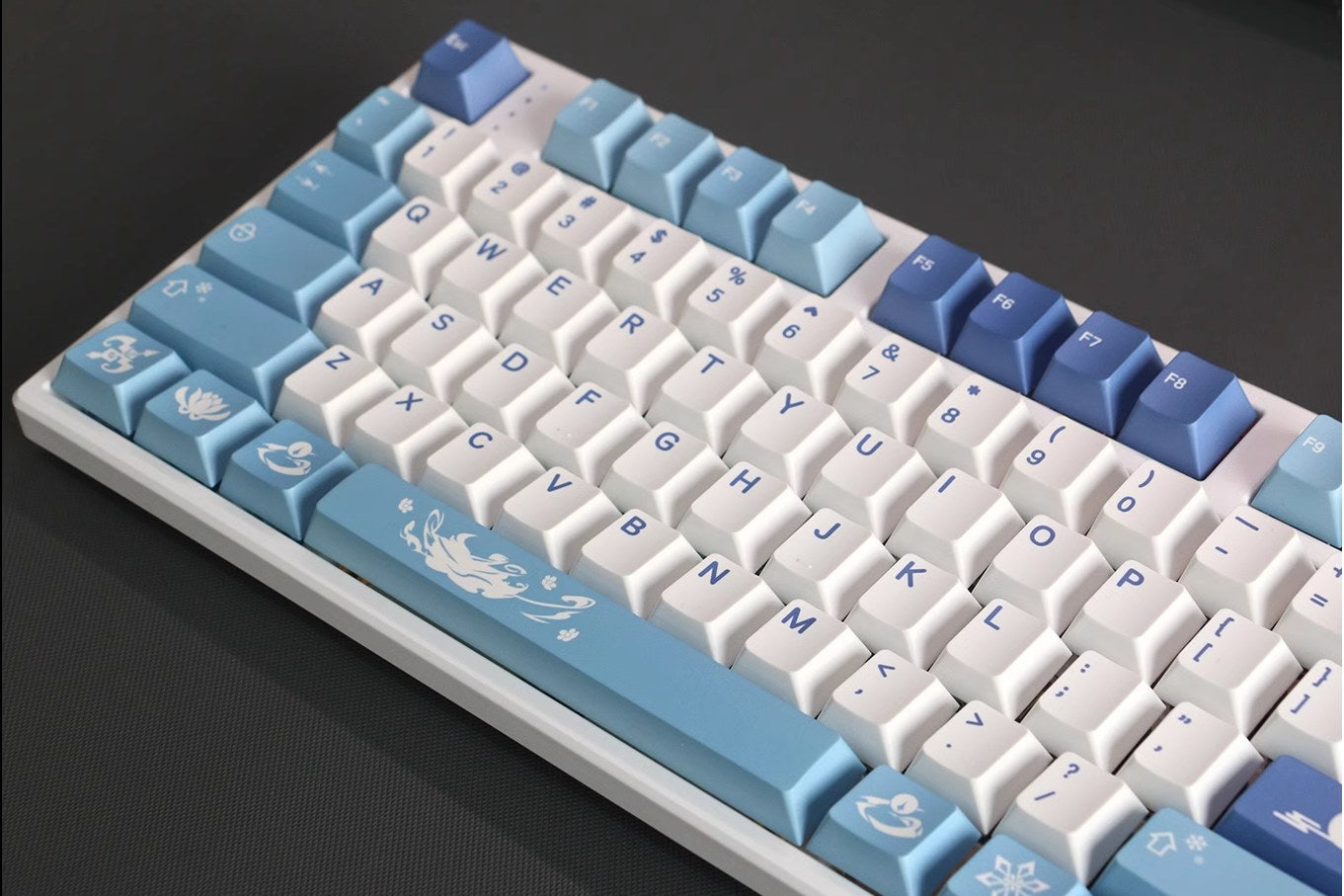 ❄️ Frozen Elegance: Crafted with precision and dedication, these keycaps showcase Ganyu's elegance and grace. The frosty theme mirrors her cryo abilities, creating an immersive experience for fans and gamers alike.