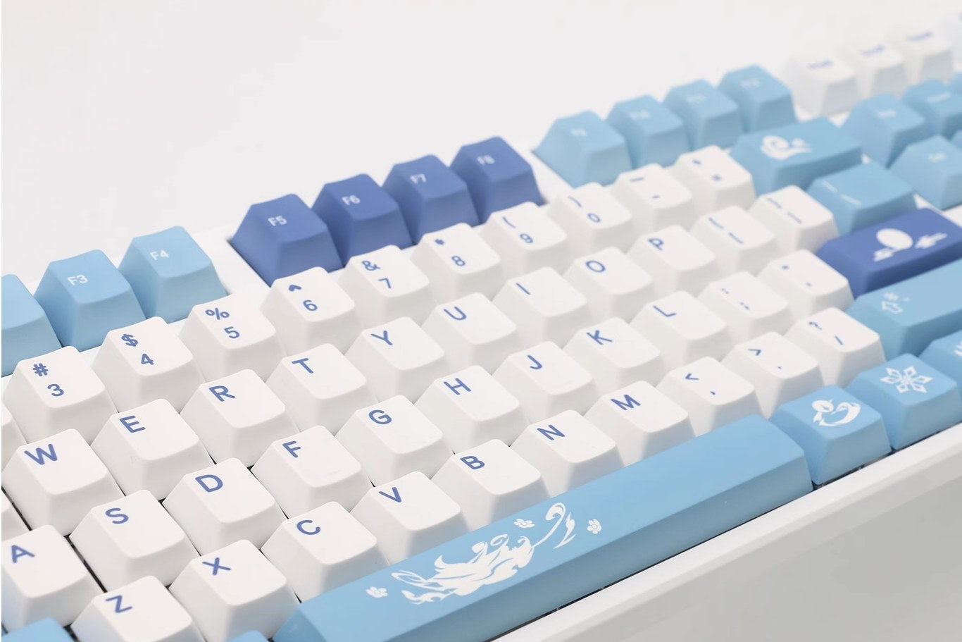 ❄️ Frozen Elegance: Crafted with precision and dedication, these keycaps showcase Ganyu's elegance and grace. The frosty theme mirrors her cryo abilities, creating an immersive experience for fans and gamers alike.