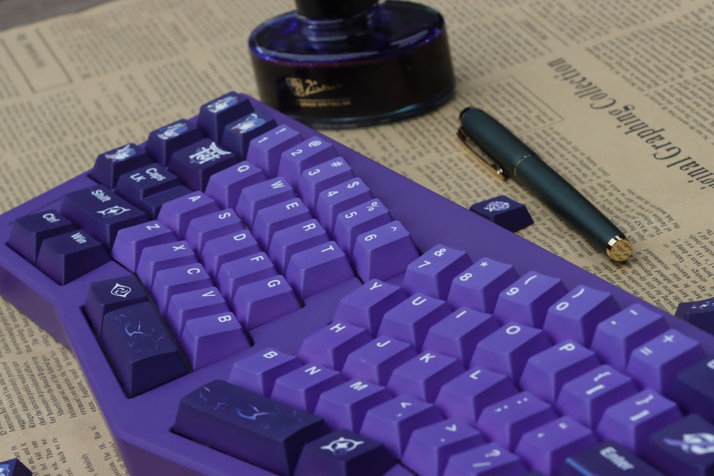 Raiden Shogun Cherry profile keycaps, crafted for fans of Genshin Impact, compatible with multiple keyboard layouts.