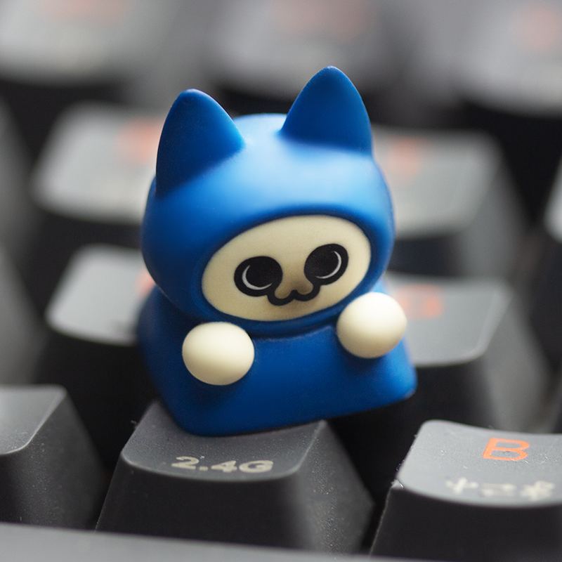 Close-up of aiheystudio’s Palico keycap with cute feline features and vibrant colors.
