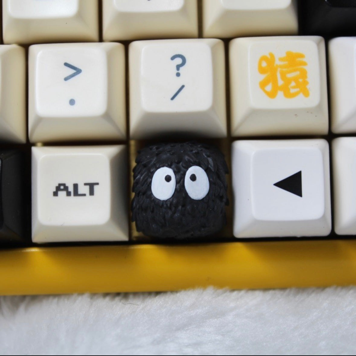 Spirited Away-Themed Artisan Keycaps - Bring Studio Ghibli Magic to Your Keyboard-Custom Susuwatari keycap inspired by Spirited Away, hand-crafted to bring a touch of Studio Ghibli magic to your mechanical keyboard.
