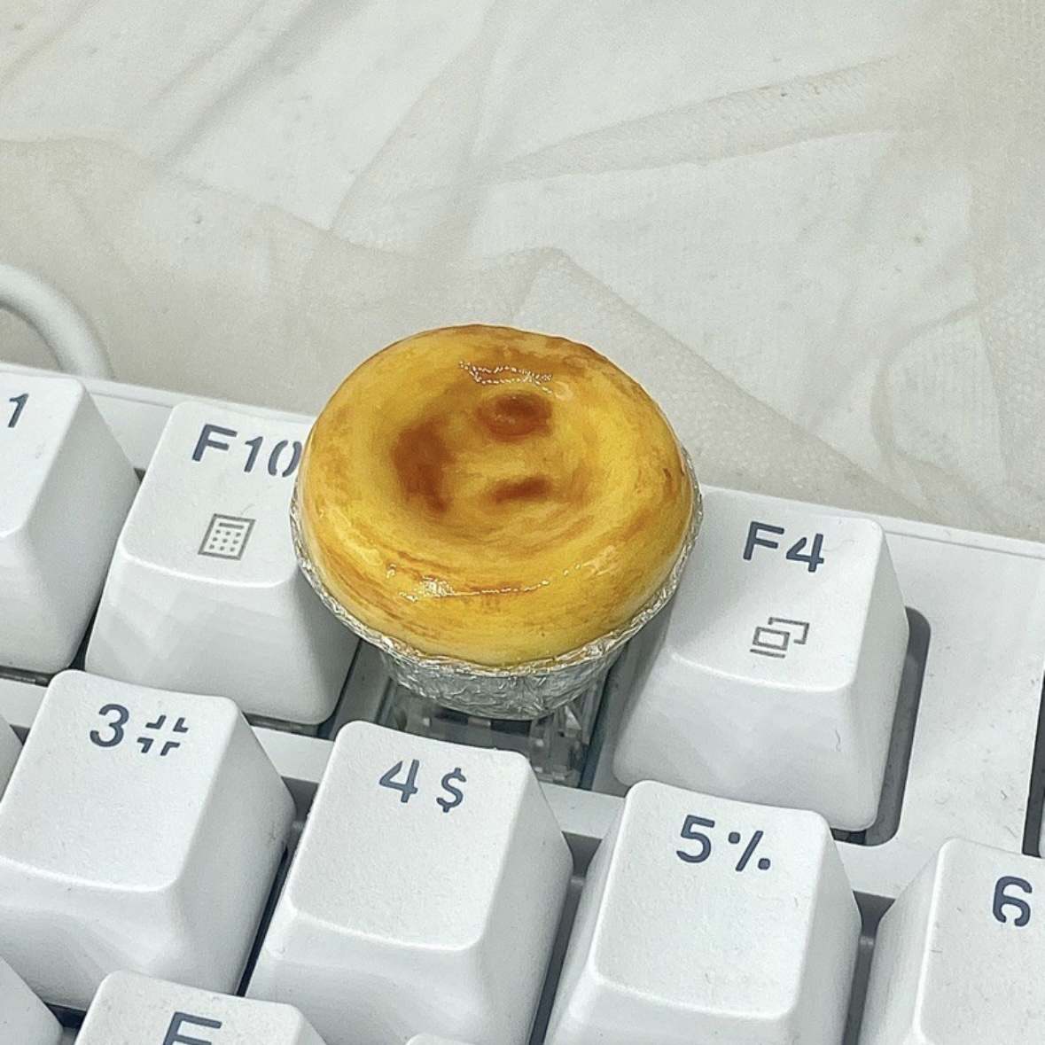 Frittiertes Essen auf der Tastatur. Artisan Keycap. Custom Keycaps