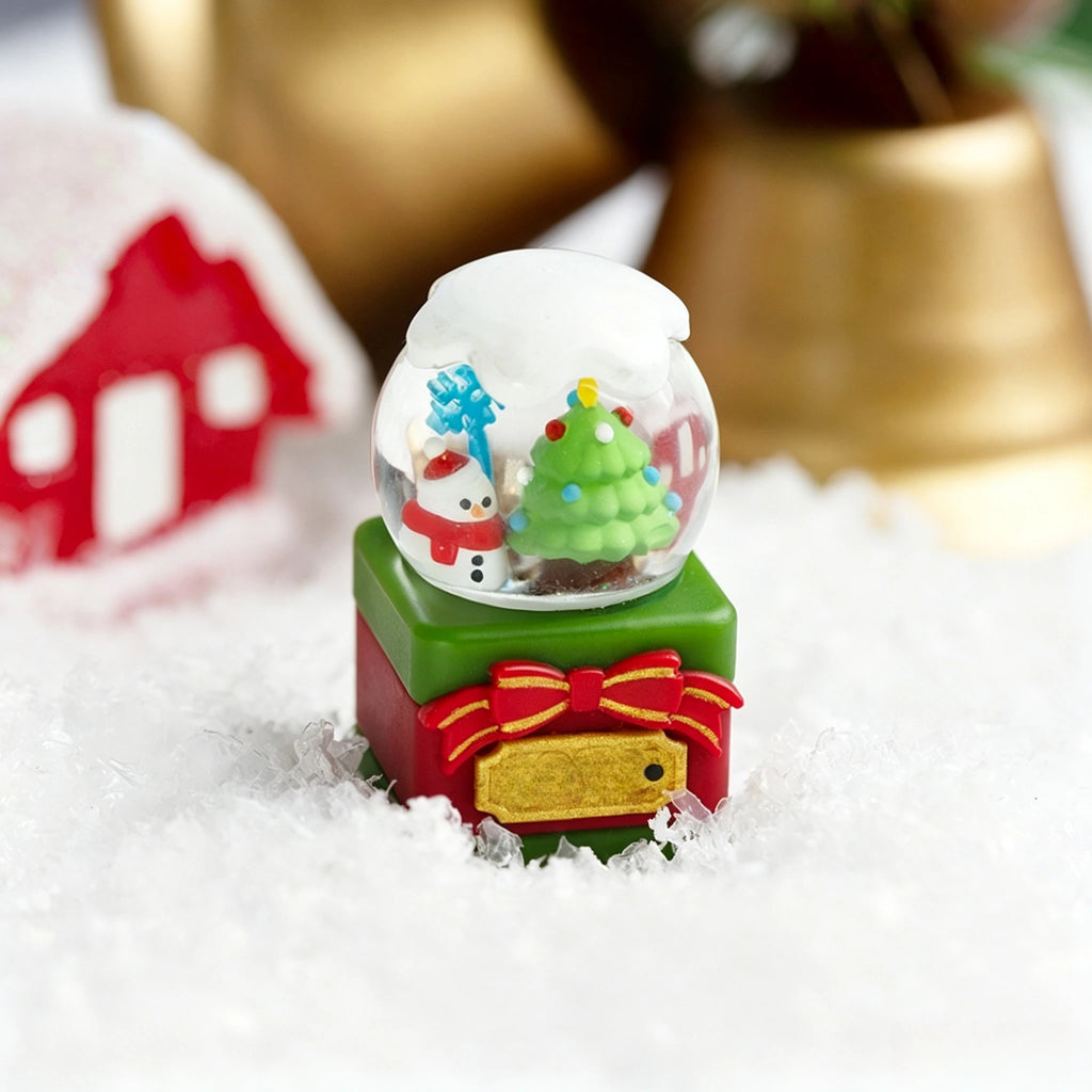 transparent-resin-christmas-snow-globe-keycap-with-three-dimensional-snow-scene-and-handcrafted-winter-decoration-details
