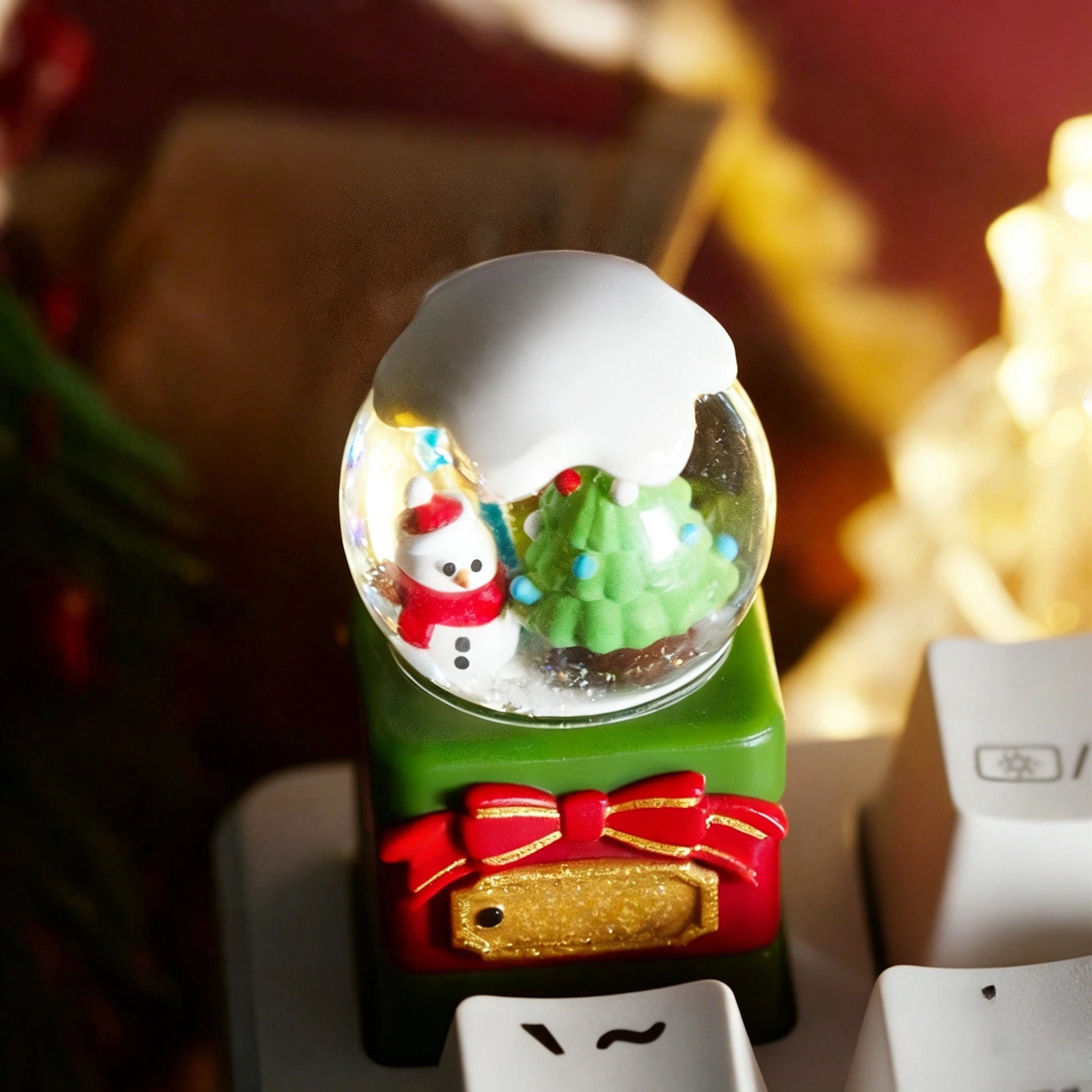 christmas-snow-globe-resin-artisan-keycap-with-snowman-christmas-tree-winter-wonderland-design-for-mechanical-keyboards