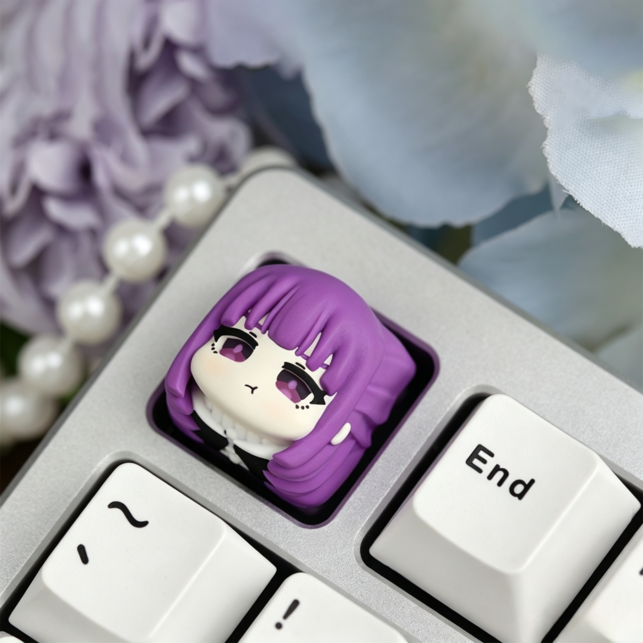 Frieren-character-resin-keycap-installed-on-mechanical-keyboard-for-anime-inspired-desk-setup-and-personalized-keyboard-style