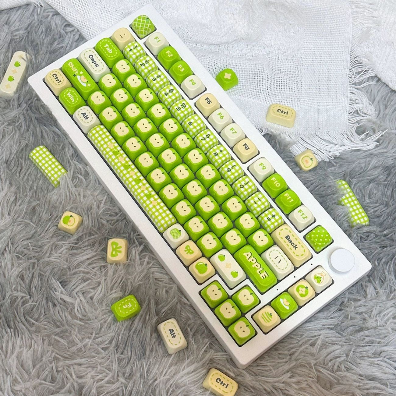 Green and white picnic themed custom keycaps with gingham patterns and cozy desktop aesthetic