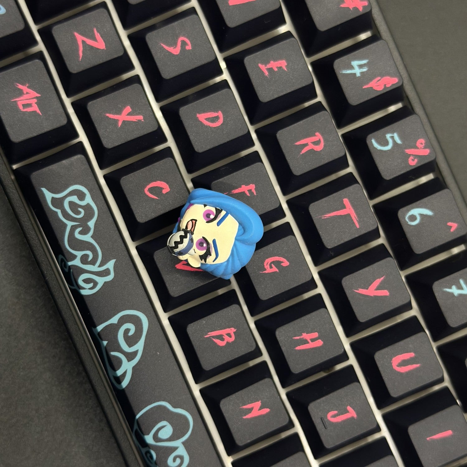 Handmade Jinx keycap with League of Legends design by AiheyStudio, capturing her iconic wild personality in every detail