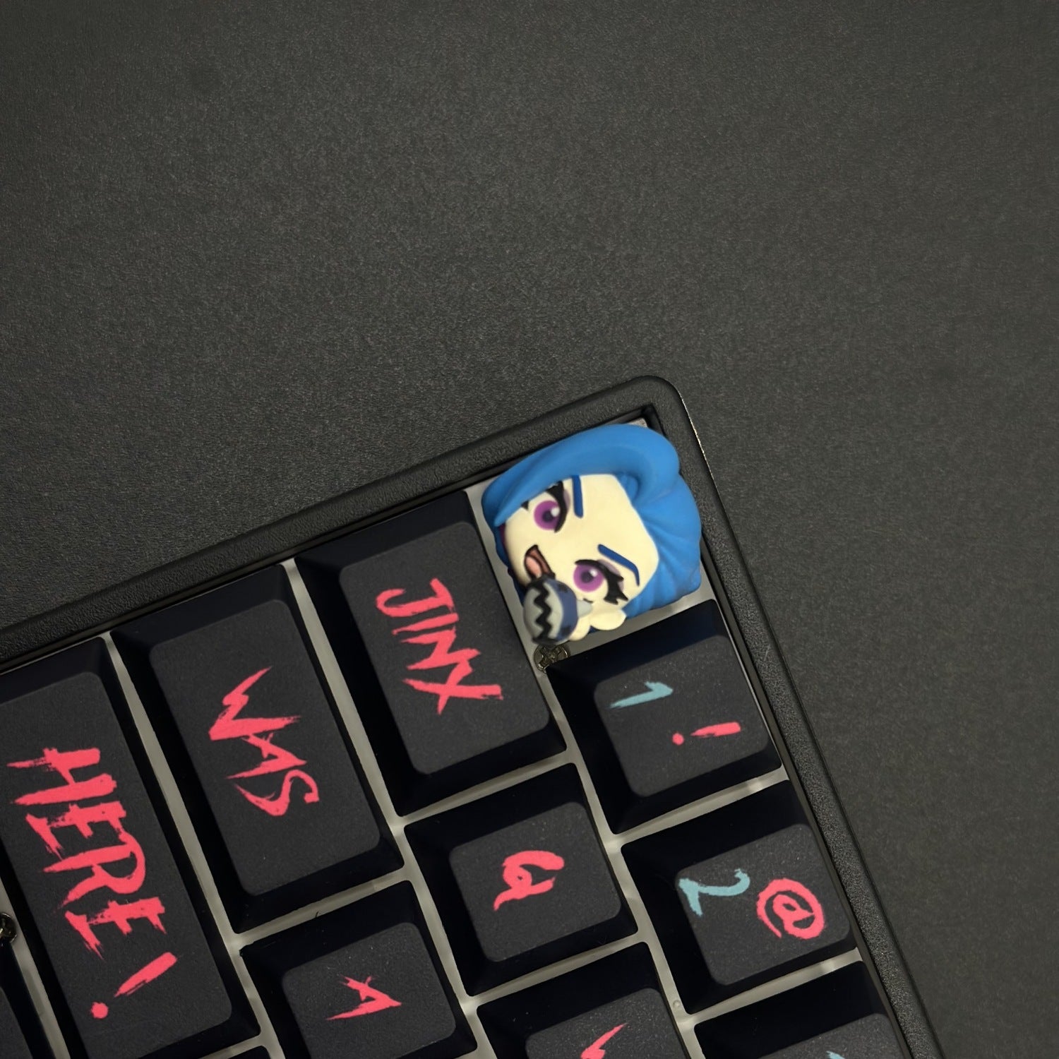 Jinx artisan keycap and Jinx keycap set! Handmade Jinx keycap with League of Legends design by AiheyStudio, capturing her iconic wild personality in every detail