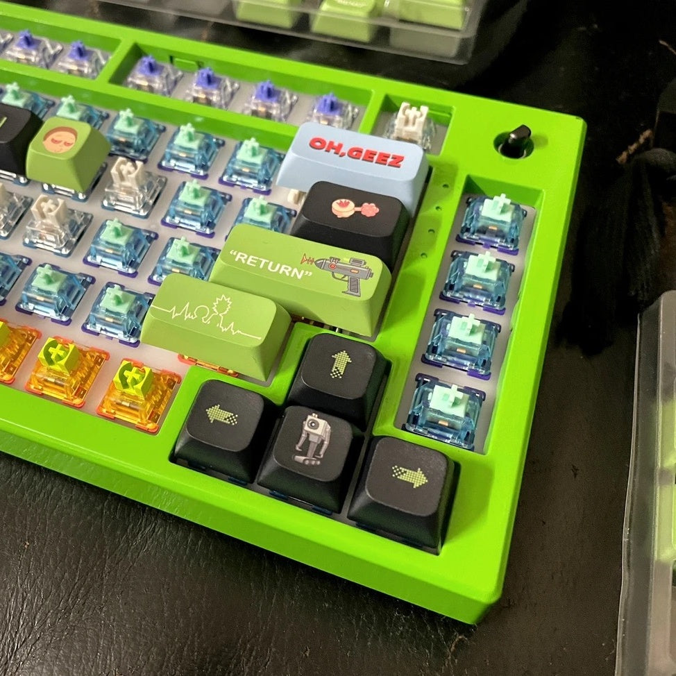 Rick and Morty keycap set by aiheystudio featuring green and black PBT keycaps with 135 keys.