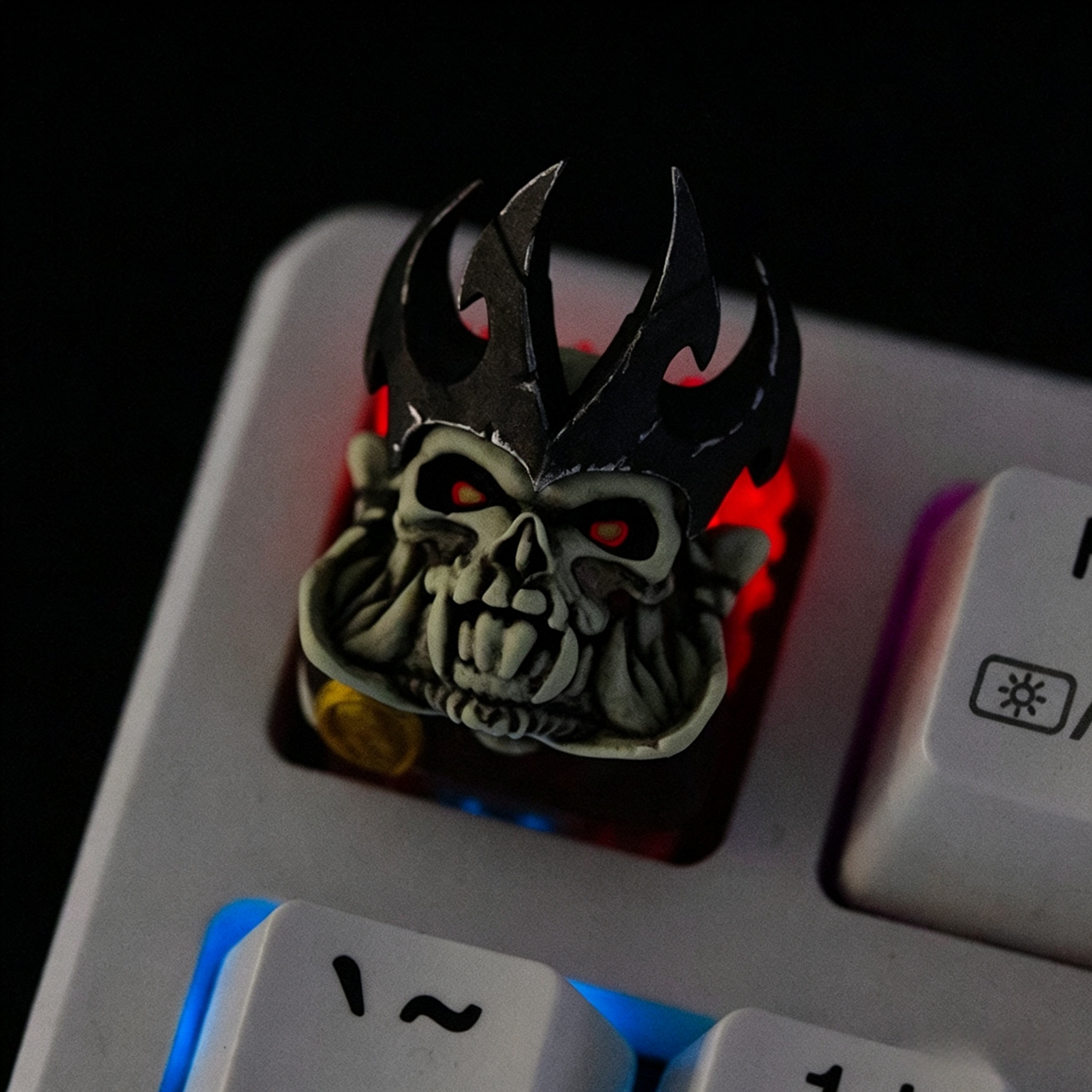 detailed-undead-orc-skull-king-resin-keycap-with-layered-3d-skull-design-and-hand-polished-epoxy-resin-craftsmanship