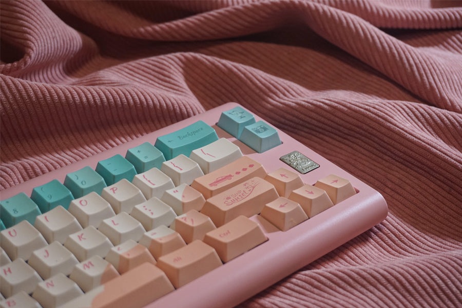 Sunset Highway keycaps blend the soft pink hues of the evening sky with shades of light green, creating a tranquil and cozy atmosphere. However, in our choice of elements, we intentionally infuse a touch of vintage from a bygone era.